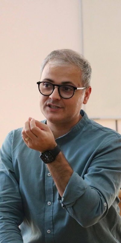 Bărbat vorbind în clasă, discurs educațional